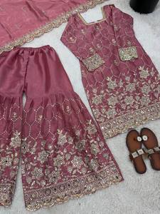 Présentation de la nouvelle collection Sharara : Ensemble haut-bas et dupatta en soie lourde infroissable, entièrement cousu, prêt à porter pour les fêtes de Diwali - Product Image 4