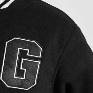 Veste universitaire noire pour femme avec bordure blanche, fermeture éclair, logo sur le devant, coupe classique, manches longues, polyester tissé, idéale pour l'automne - Product Image 4