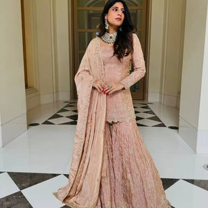 Ensemble élégant JMC en soie, salwar kameez et dupatta, orné de broderies fines et de sequins, idéal pour les fêtes, style Bollywood - Product Image 1