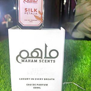 Silk Petalia Eau De Parfum 50ml Perfume para Mujer Botella de Vidrio Transparente Facetada Tapa Blanca Fragancia Floral Aromática de Larga Duración en Spray - Product Image 2