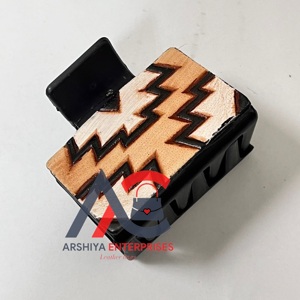 Pinza para el Cabello de Cuero Vacuno Auténtico Hecha a Mano con Diseño Azteca, Elegante y Moderna, Accesorios para el Cabello de Mujer - Product Image 1
