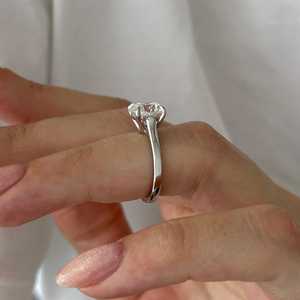 Anillo de Compromiso con Diamante Redondo Brillante de 2.5 Quilates, Corte Catedral, en Oro Blanco, Certificado IGI - Product Image 2