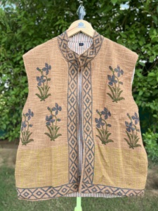 Gilet en coton pour enfants, fait main par un créateur |   Veste sans manches à imprimé floral vintage |   Mode enfantine douce et respirante de style boutique - Product Image 4