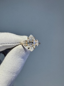 แหวนมอสซาไนต์ทรงคุชชั่นแบบ Cathedral: ดีไซน์วงแหวนล้อมเพชรแบบซ่อนสำหรับงานหมั้นและงานแต่งงาน - Product Image 4