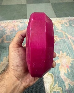 พลอยทับทิมสีแดงเข้มทรงรีเจียระไนแบบมรกต ขนาด 3000 กะรัต พลอยธรรมชาติเม็ดเดี่ยว ขัดเงา สีแดงเข้ม ขนาดใหญ่ - Product Image 4