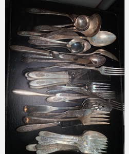 Ensemble de couverts vintage en métal poli mat avec fourchettes, cuillères et couteaux, design résistant à la rouille, pour mariage, usage mixte et repas - Product Image 4