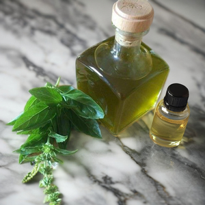 Aceite esencial de menta de maíz natural puro Extracto de hierbas cultivadas silvestres en forma líquida Embalaje a granel-Disponible en tambor de lata - Product Image 1