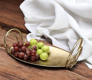 Plateau de service en métal finition dorée avec poignées à anneaux élégantes, élégant et durable, parfait pour les collations aux fruits, la décoration de table et les cadeaux. - Product Image 1