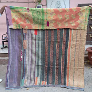 ผ้าคลุมเตียงหรูหราสไตล์วินเทจ Kantha พร้อมงานปักมือและดีไซน์งานปะติดปะต่อ ใช้สำหรับเครื่องนอนและเสื้อผ้า ออกแบบใหม่ด้วยผ้าควิลท์ - Product Image 3