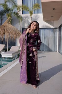 Ensemble tailleur pantalon élégant pour femme en velours peluche avec fil doré, tunique, pantalon évasé, garniture ajourée scintillante et col en V croisé - Product Image 5