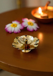 Lampe à huile traditionnelle en laiton en forme de lotus luxuriant pour la Pooja, le Mandir, le temple domestique, la décoration de Diwali, la décoration festive et les prières - Product Image 4