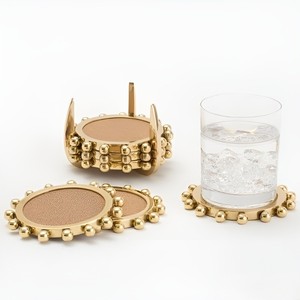 Ensemble de sous-verres en métal doré avec bordure perlée, design contemporain réutilisable pour la vaisselle - Product Image 1