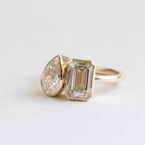 Bague de fiançailles Toi et Moi 4,00 CT sertie clos – Bague à deux pierres en moissanite taille poire et émeraude – Bague en or massif 14K pour femme - Product Image 4