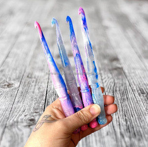 Crochets en résine uniques, vibrants, légers et ergonomiques pour un crochet précis et sans effort - Product Image 1