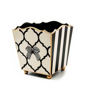 Poubelle décorative Pretty Bow, peinte à la main en noir et blanc, en bois, idéale pour la chambre d'enfant, le bureau ou la décoration d'invités, provenant d'Inde. - Product Image 6