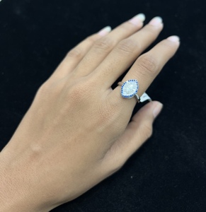 Bague de fiançailles classique en argent blanc vintage pour femme, sertie de diamants de laboratoire taille brillant et pierres latérales, cadeau de mariage - Product Image 3