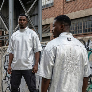 เสื้อยืดผู้ชายประดับเพชรเทียมสุดหรู สีเงินเมทัลลิก สไตล์สตรีทแวร์ ดีไซน์ดาวระยิบระยับ ทรงโอเวอร์ไซส์ แฟชั่นทันสมัย - Product Image 5