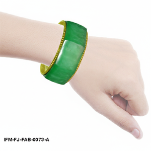 Brazalete Ancho de Resina Estilo Jade Verde Hecho a Mano, Brazalete Geométrico Vintage con Acabado Texturizado en Tono Dorado para Mujer - Product Image 2