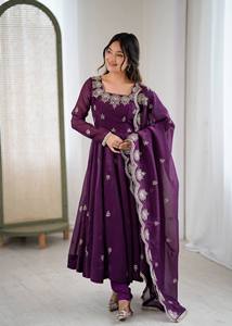 Costume Anarkali traditionnel pour femmes, couleur violette, avec dupatta brodé, coupe ample, longueur au sol, tenue de mariage, style Inde Pakistan - Product Image 2