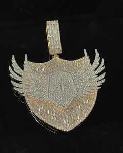 Colgante de Lujo con Alas de Moissanita Chapado en Oro de 18K, Engaste de Canal, Corte Baguette, Diseño Temático, Amuleto Unisex para Uso Diario - Product Image 3