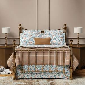 Cadre de lit en laiton décoratif conçu pour les intérieurs de chambre à coucher, avec de fins accents métalliques gravés - Product Image 3