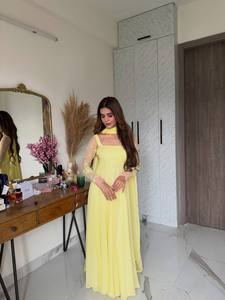 Robe traditionnelle indienne pakistanaise pour femmes, jaune, brodée, longue, avec un motif floral, en coton, coupe ample, vêtements décontractés - Product Image 1