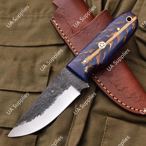 Cuchillo de camping hecho a mano con hoja forjada de acero de Damasco 1095 de aspecto antiguo, afilado como una navaja, de punta fija y mango hermoso con diseño de piña de pino. - Product Image 5