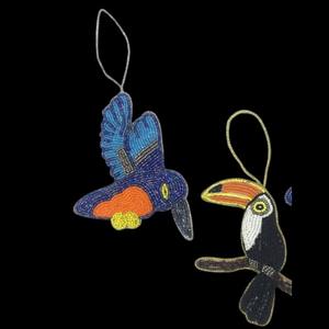 Décoration suspendue artisanale perlée avec motifs Zari – Ornements tropicaux Colibris et Toucans pour la vente en gros et l'exportation - Product Image 2