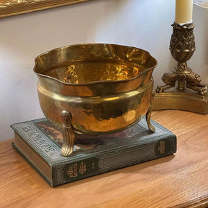 Jardinière en métal pour un décor classique et moderne, offrant une présentation botanique élégante avec une construction durable - Product Image 1