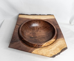 Bol en noyer tourné et sculpté, artisanal, pièce maîtresse unique, bord naturel, décoration en bois, élégance rustique, accent de décoration intérieure - Product Image 6