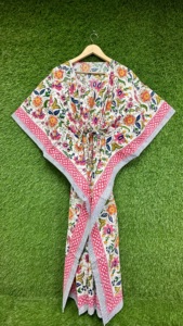 Kaftan en coton écologique imprimé à la main pour femme, motif floral coloré, col en V, taille à cordon, manches courtes, idéal pour les vacances d'été et les tenues de plage. - Product Image 2