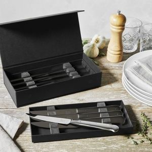 Ensemble de 8 couteaux à steak en argent avec lames dentelées et manches argentés rivetés dans une boîte de présentation noire pour une utilisation sur la table à manger - Product Image 6