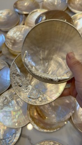 ถาดเปลือกหอยมุกขัดเงาธรรมชาติสำหรับเสิร์ฟคาเวียร์ (หลายขนาด) พร้อมฐาน/ขาตั้ง ถาดมุกเปลือกหอยแกะสลักอย่างสวยงาม - Product Image 4