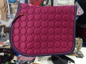 BRAND ZONE Almohadilla de silla de montar de algodón personalizada para equitación, con acolchado único, numnahs y mantas para silla de montar - Product Image 1