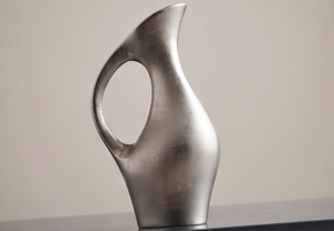 Jarra Decorativa Moderna de Metal Plateado, Texturizada, para Decoración de Oficina o Biblioteca - Product Image 4