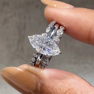 Anillo de Compromiso con Halo Oculto de Moissanita Corte Marquesa 925 en Plata de Ley con Baño de Oro, 4.0 Quilates, Color D, Claridad VVS, para Mujer - Product Image 2