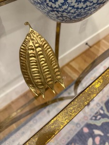 Plato de hoja de oro de estilo único, perfecto para exhibir pequeños artículos decorativos y como bandeja de decoración para el baño, para velas o accesorios. - Product Image 4