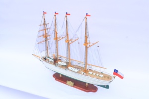 Maqueta de Barco de Vela de Madera Hecha a Mano - Buque de Entrenamiento de 4 Mástiles, Modelo a Escala para Decoración de Hogar u Oficina, Esmeralda - Product Image 1