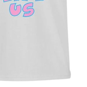 เสื้อยืดแขนสั้นลายกราฟิกสีเทาอ่อนสำหรับวัยรุ่น ลายพิมพ์ตัวอักษรสีชมพูเข้ม "They Not Like Us" คอกลม สวมใส่สบายๆ สำหรับวัยรุ่น ใส่ได้ทุกวัน - Product Image 5
