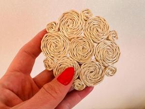 Juego de Posavasos Redondos de Ratán Tejidos a Mano con Diseño Floral en Espiral, Ideal para Mesa de Comedor, Tazas de Café y Decoración Natural de Mesa - Product Image 3