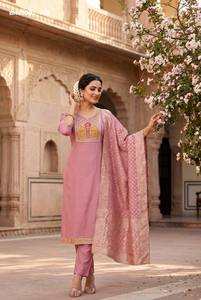 Collection de costumes longs, pantalons et dupattas en coton et soie P-V Simar aux couleurs étonnantes, entièrement cousus avec travail manuel sur le col, exportateur mondial - Product Image 2