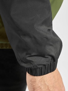 Chaqueta cortavientos ligera con forro de malla y capucha para hombre, ideal para senderismo y camping al aire libre. - Product Image 3