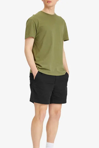 Shorts décontractés noirs pour hommes avec taille élastique, coupe confortable et décontractée, poches latérales, tissu léger et idéal pour l'été au quotidien - Product Image 2