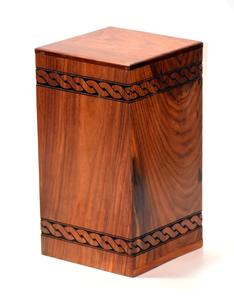 Urna artesanal de palisandro con diseño del Árbol de la Vida, caja de recuerdo para cenizas, urna funeraria hecha a mano. - Product Image 1