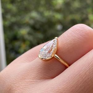 Anillo de compromiso de lujo con diamante VVS Diam de corte pera cultivado en laboratorio, engaste de bisel, oro amarillo de 10K, 14K, 18K, anillo de boda solitario, venta al por mayor - Product Image 4