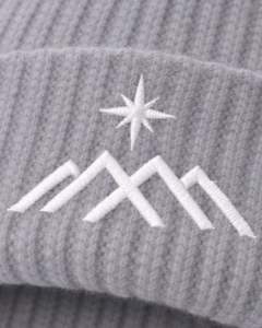 หมวกบีนนี่ถักลายริบสีเทา ปักโลโก้ดาวภูเขาสีขาว อุ่นสบายสำหรับฤดูหนาว ผลิตจากอะคริลิกนุ่ม ผลิตตามสั่ง หมวกสำหรับทุกเพศ - Product Image 5