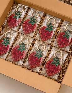 Rizir Fashion Porte-clés en verre plastique brodé fraise, breloque de sac faite main, accessoires mignons en peluche pour femmes et fêtes - Product Image 4