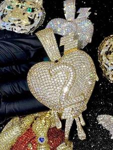 Colgante de Lujo Estilo Hip Hop con Piedras de Moissanita VVS, Joyería Personalizada 3D con Nombre, Hecha en Fábrica, en Cadena Cubana para un Look Moderno - Product Image 6