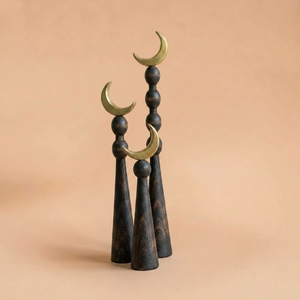 Ensemble de sculptures artisanales en bois teinté foncé en forme de croissant de lune, avec sphères empilées et bases coniques, pour décoration arabe - Product Image 2