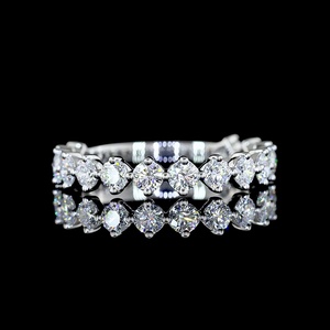 Bague d'éternité classique en or blanc 14 carats avec diamant de laboratoire rond de 1,25 carat certifié IGI, sertie à griffes partagées, empilable - Product Image 1